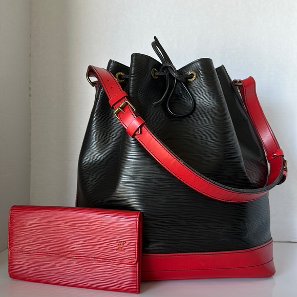 AUTHENTIC LOUIS VUITTON ÉPI NOE BI-COLOUR LEATHER SHOULDER BAG. - Picture 1 of 15